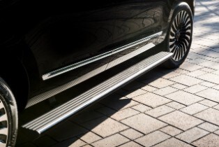 2018 Navigator (extended length) Lincoln Black Label Dest...